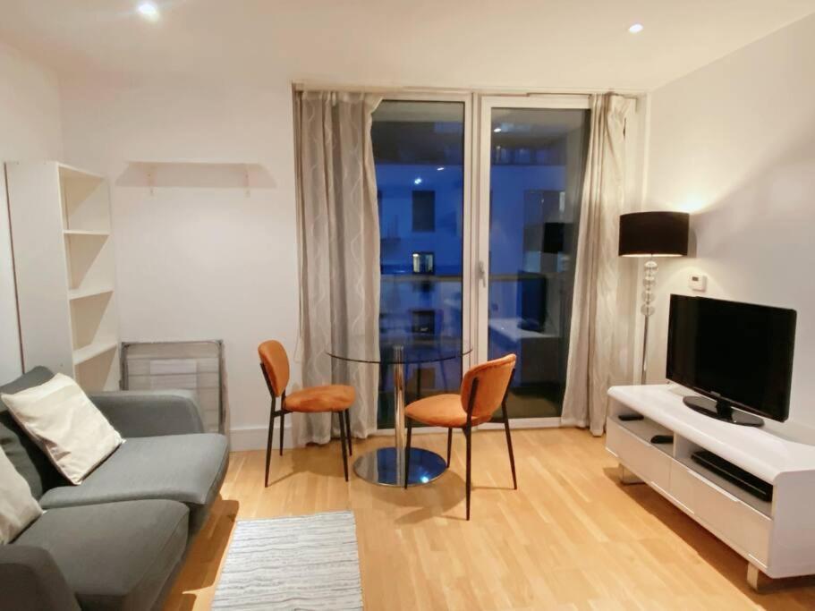 1 Bed 1 Bath Modern Zone 2 Apartamento